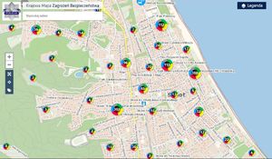 Zrzut ekranu komputera. Na zdjęciu fragment mapy z aplikacji &quot;Krajowa Mapa Zagrożeń Bezpieczeństwa&quot;, na którym widoczny jest teren Sopotu i wody zatoki. Na Mapie w wielu miejscach znajdują się kółka z liczbą zgłoszeń, jakie znajdują się w danym rejonie.