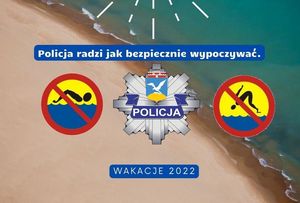 W tle widok z góry na plażę i wodę. Na górze na niebieskim tle napis POLICJA RADZI JAK BEZPIECZNIE WYPOCZYWAĆ. Poniżej od lewej znak ostrzegawczy zakazujący kąpieli, obok logo Komendy Miejskiej Policji w Sopocie oraz znak ostrzegawczy zakazujący skoków do wody. Na dole na niebieskim tle napis WAKACJE 2022.