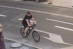 Mężczyzna jedzie rowerem po ulicy