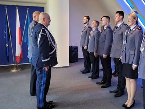 Komendant Wojewódzki Policji w Gdańsku i Komendant Miejski Policji w Sopocie stoją naprzeciwko umundurowanych policjantów.