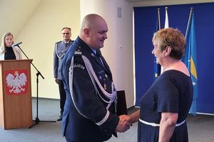 Komendant Wojewódzki Policji w Gdańsku gratuluje kobiecie w stroju cywilnym