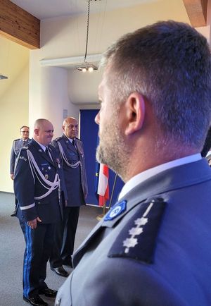 Widok przez ramię umundurowanego policjanta na Komendanta Wojewódzkiego Policji w Gdańsku i Komendanta Miejskiego Policji w Sopocie.