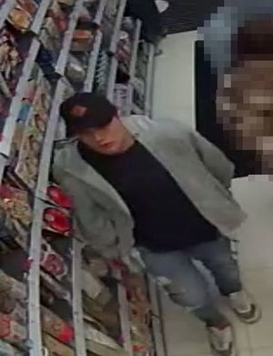 Na zdjęciu wnętrze sklepu i idący przy regale mężczyzna mający związek ze sprawą kradzieży