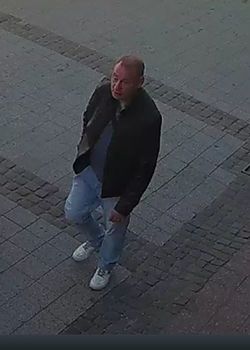 Mężczyzna idzie deptakiem
