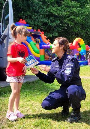 Umundurowana policjantka rozmawia z dzieckiem