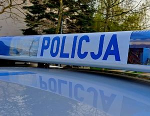 Światła błyskowe z napisem POLICJA na dachu oznakowanego radiowozu