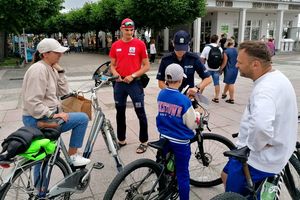 Na zdjęciu policjantka, ratownik wodny i troje rowerzystów