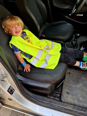 Na zdjęciu dziecko - mały chłopiec siedzący na fotelu pasażera w samochodzie