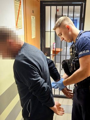 Na zdjęciu policjant i zatrzymany męzczyzna