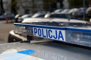 Światła błyskowe z napisem POLICJA na dachu radiowozu policyjnego