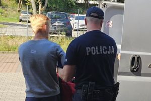 Na zdjęciu policjant i zatrzymany mężczyzna.