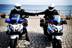 Na zdjęciu dwóch policjantów na motocyklach