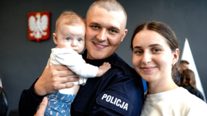 Na zdjęciu policjant, kobieta i dziecko