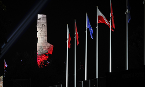 Na zdjęciu pomnik na Westerplatte i maszty, na których wiszą flagi