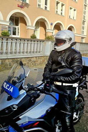 Na zdjęciu umundurowany policjant na motocyklu