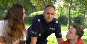 Na zdjęciu policjant, dziewczyna i chłopak