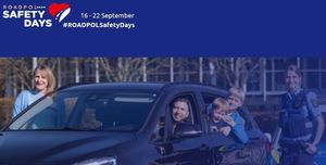 Na zdjęciu na górze na niebieskim tle logo w kształcie serca i napisy: 
ROADPOL SAFETY DAYS
16 - 22 SEPTEMBER
#ROADPOLSAFETYDAYS

Poniżej samochód osobowy, w którym siedzi mężczyzna i dwoje dzieci. Obok auta stoi kobieta w stroju cywilnym i umundurowana policjantka.