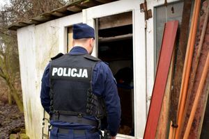 Policjant zagląda do pomieszczenia