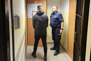 Na zdjęciu policjant i zatrzymany mężczyzna