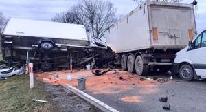 Na zdjęciu miejsce wypadku drogowego. Na zdjęciu dwa samochody ciężarowe, samochód osobowy i bus, które zderzyłe się ze sobą.