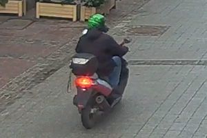 Na zdjęciu mężczyzna, który jedzie skuterem