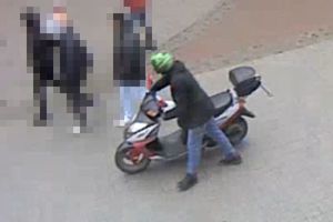 Na zdjęciu mężczyzna, który prowadzi skuter