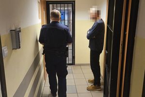 Na zdjęciu policjant i zatrzymany mężczyzna