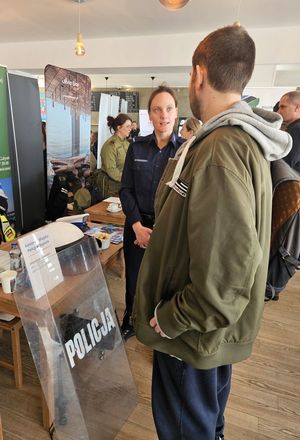 Na zdjęciu policjantka i mężczyzna w stroju cywilnym