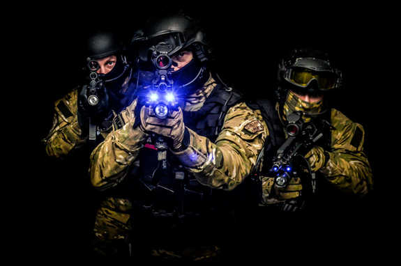 Na zdjęciu trzech umundurowanych policjantów z bronią