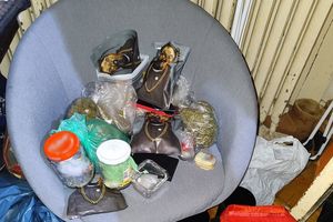 Na zdjęciu fotel, na którym leżą worki i inne przedmioty, w których znajdują się narkotyki