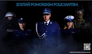 Na zdjęciu na ciemnym tle stoją dwie policjantki i trzech policjantów. Nad nimi znajduje się napis: ZOSTAŃ POMORSKIM POLICJANTEM, a w prawym dolnym rogu zdjęcia znajduje się kod QR i napis: DOBOR.POMORSKA.POLICJA.GOV.PL