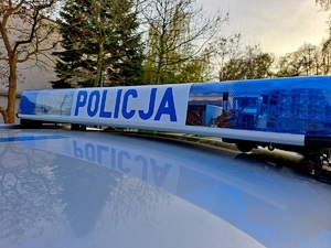 Światła błyskowe z napisem POLICJA