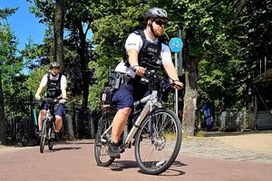 Na zdjęciu dwóch policjantów jadących rowerami po drodze dla rowerów