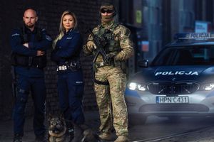 Na zdjęciu policjantka, dwóch policjantów, pies służbowy i radiowóz.