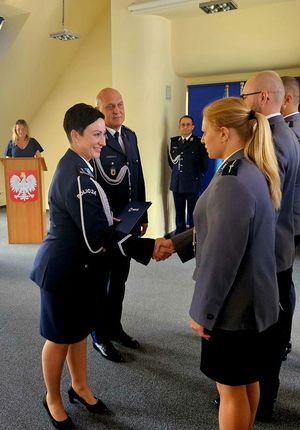 Na zdjęciu policjanci, policjantki i osoby w strojach cywilnych