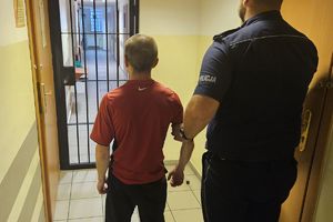 Na zdjęciu policjant i zatrzymany mężczyzna