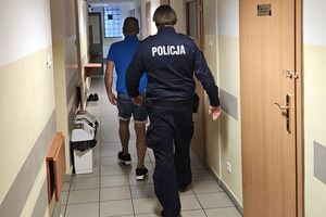 Na zdjęciu policjant i zatrzymany mężczyzna