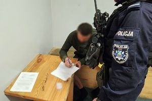 Na zdjęciu policjant i zatrzymany mężczyzna