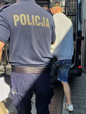 Na zdjęciu policjant i zatrzymany mężczyzna
