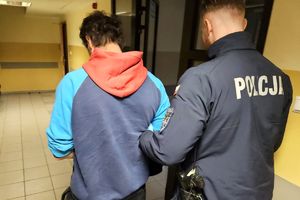 Na zdjęciu policjant i zatrzymany mężczyzna