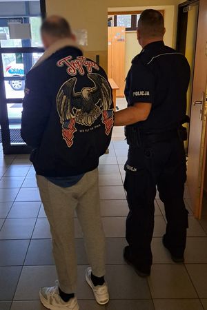 Na zdjęciu policjant i zatrzymany mężczyzna