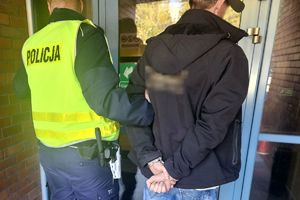 Na zdjęciu policjant i zatrzymany mężczyzna