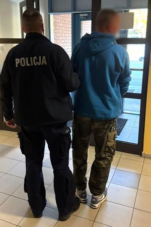 Na zdjęciu policjant i zatrzymany mężczyzna