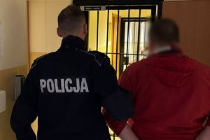 Na zdjęciu policjant i zatrzymany mężczyzna