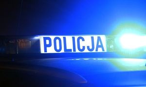 Światła błyskowe z napisem Policja