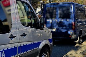 Na zdjęciu radiowóz i samochód typu bus. Zdjęcie poglądowe
