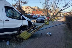 Na zdjęciu uszkodzony samochód, lampa oświetleniowa i drzewko