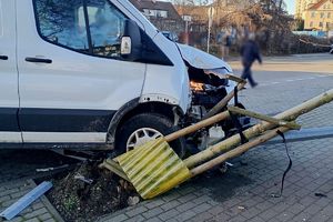 Na zdjęciu uszkodzony samochód, lampa oświetleniowa i drzewko