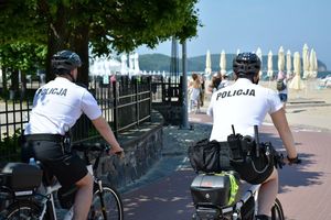 Na zdjęciu dwóch policjantów na rowerach jadących po drodze dla rowerów