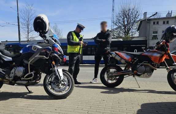 Na zdjęciu dwa motocykle, policjant i mężczyzna